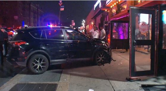 美国纽约曼哈顿车撞餐馆 致22人伤