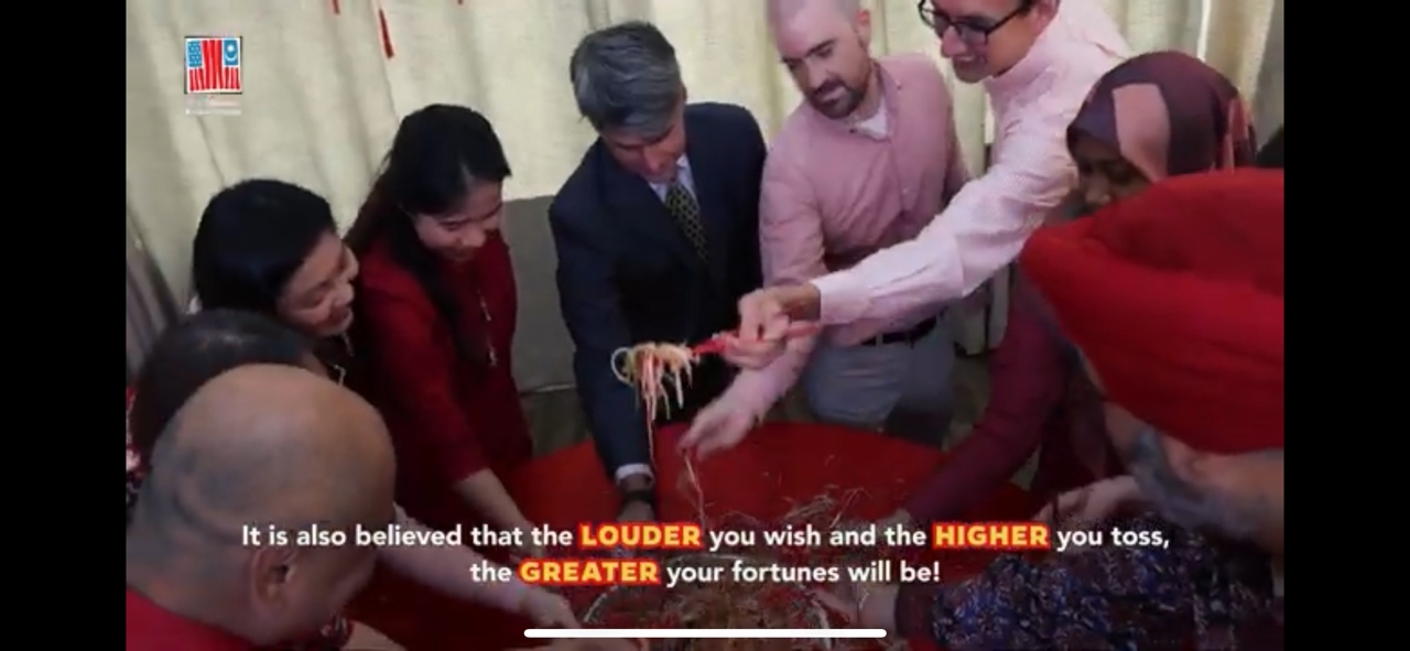 美大使同职员中文恭贺大马人“新年快乐” “恭喜发财”