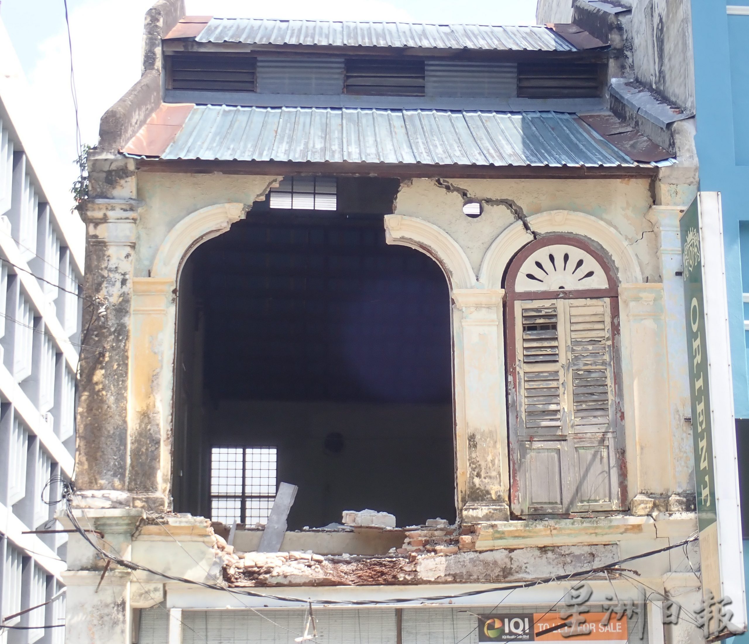 老店屋楼上墙壁崩塌砸中停泊路旁车辆幸无人伤