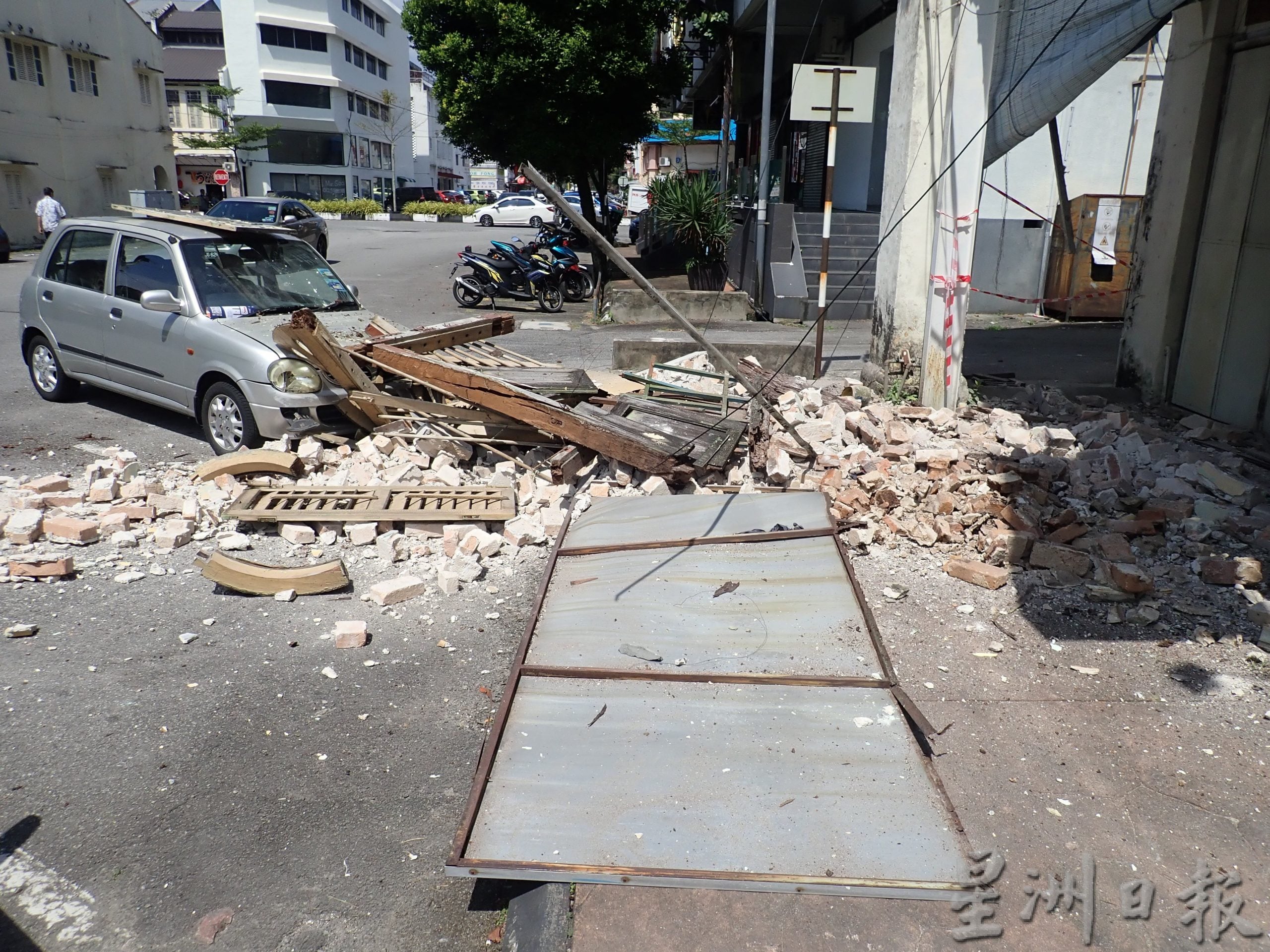 老店屋楼上墙壁崩塌砸中停泊路旁车辆幸无人伤