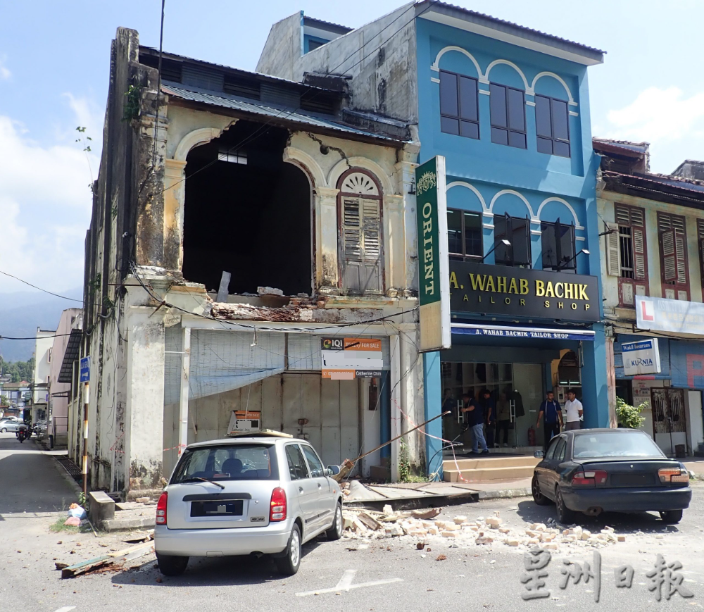 老店屋楼上墙壁崩塌砸中停泊路旁车辆幸无人伤