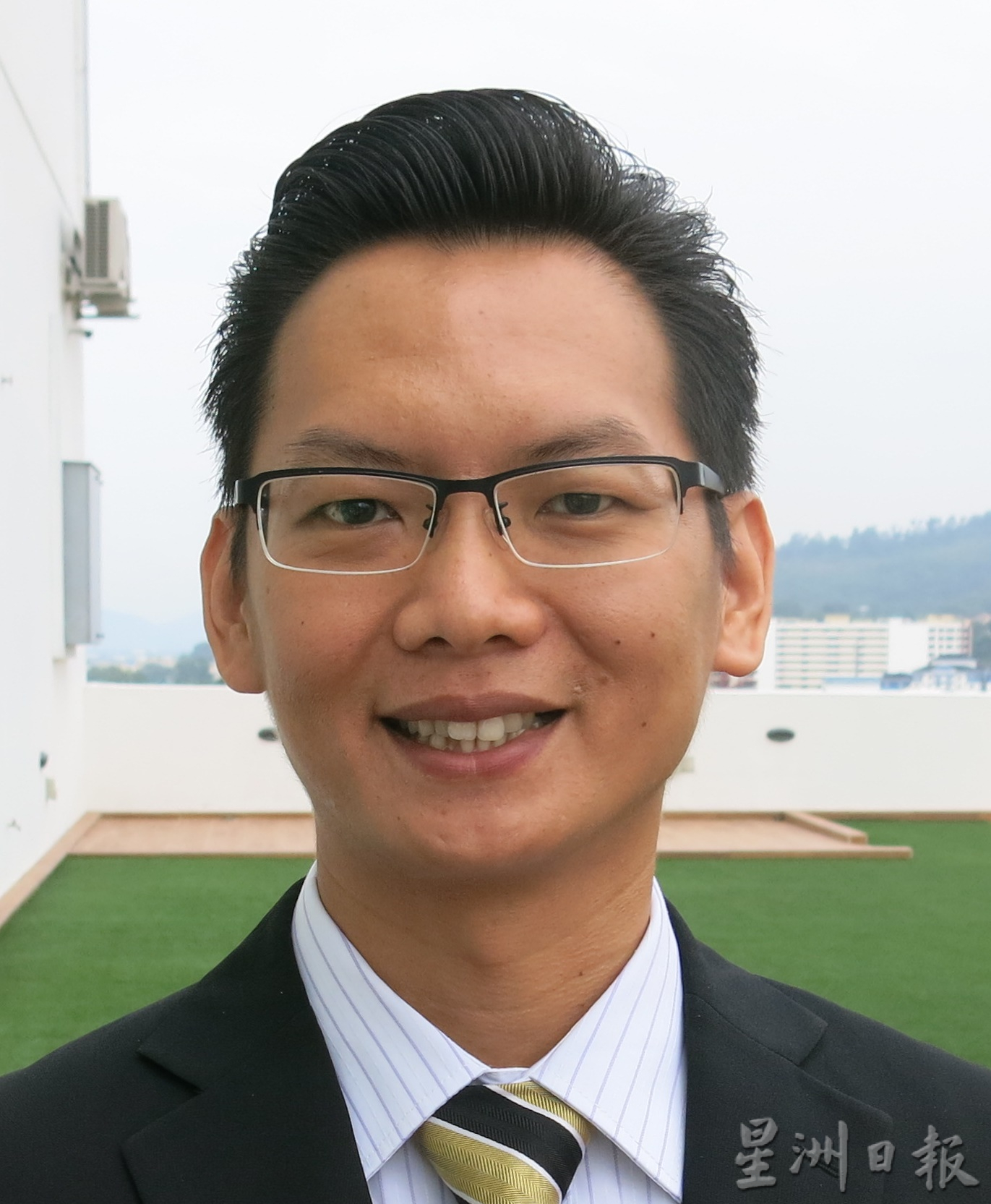 老店屋楼上墙壁崩塌砸中停泊路旁车辆幸无人伤