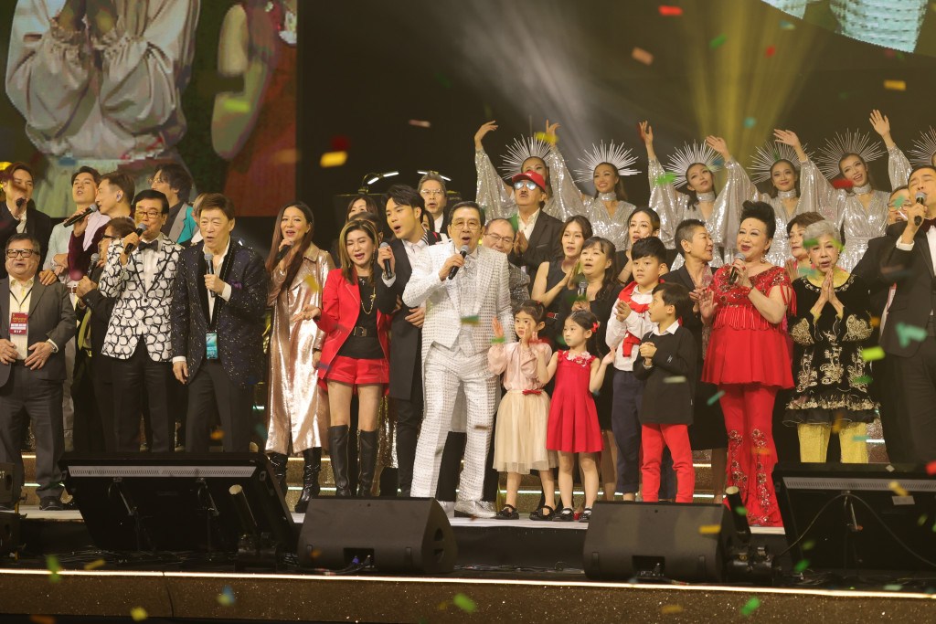 胡枫91岁大寿筵开5席 曾孙送百寿图贺寿