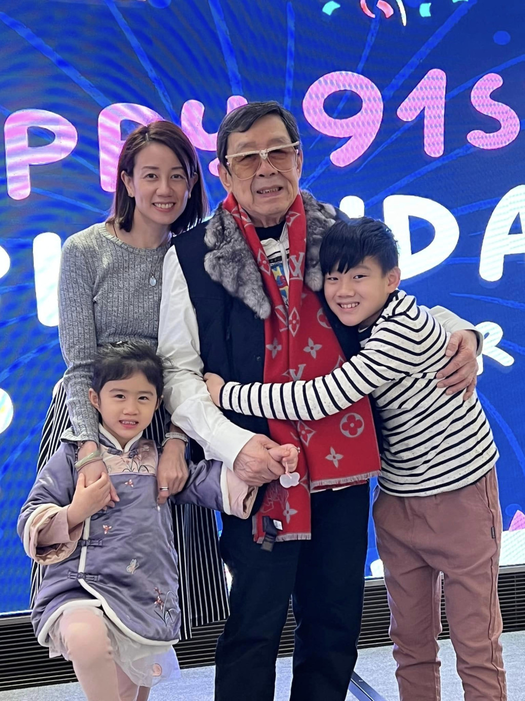 胡枫91岁大寿筵开5席 曾孙送百寿图贺寿