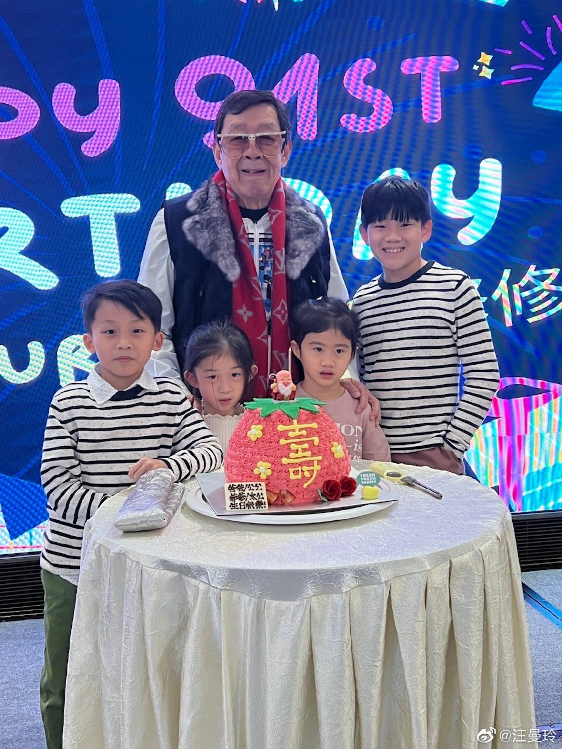 胡枫91岁大寿筵开5席 曾孙送百寿图贺寿