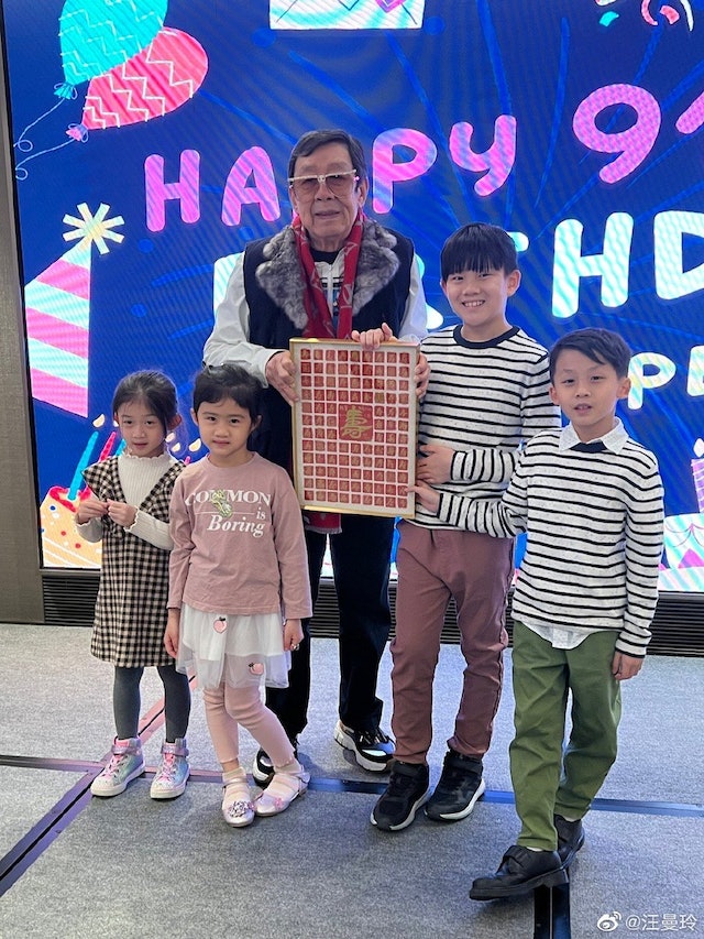 胡枫91岁大寿筵开5席 曾孙送百寿图贺寿