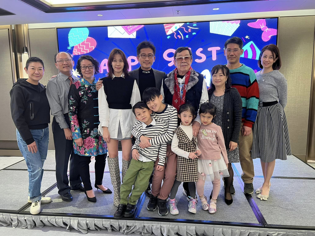 胡枫91岁大寿筵开5席 曾孙送百寿图贺寿