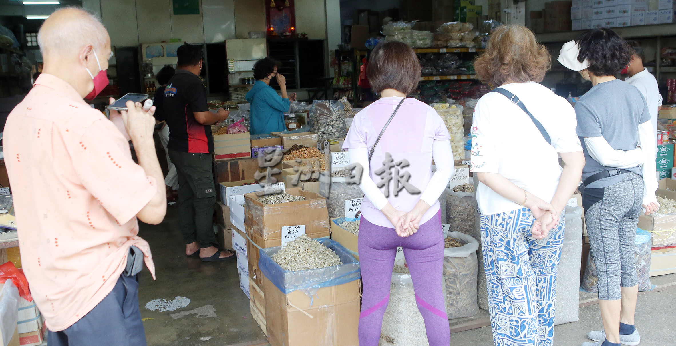 腊味海味新年装饰现人潮 “办年货必逛路线版图”热闹有年味