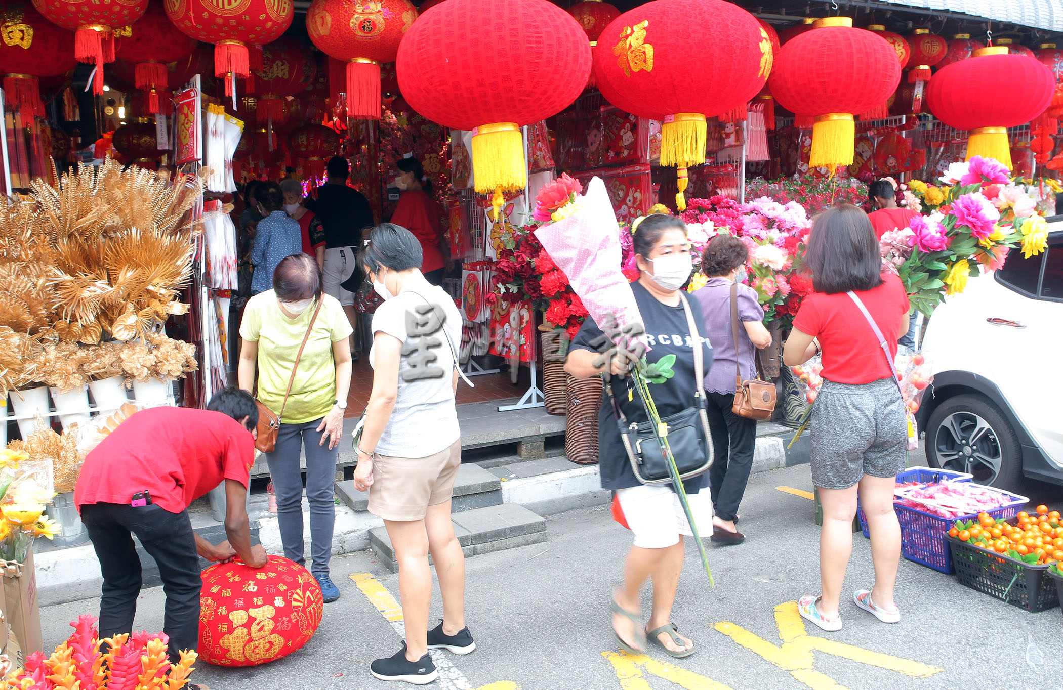 腊味海味新年装饰现人潮 “办年货必逛路线版图”热闹有年味