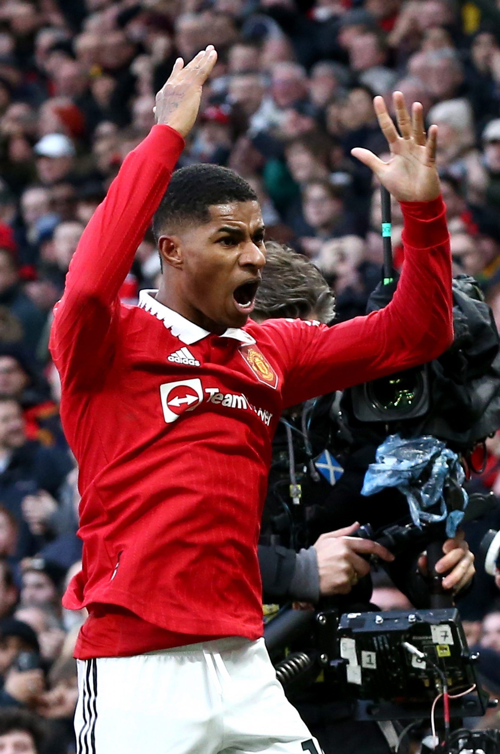 英超|曼联争议球逆转战胜曼市  瓜帅：因为这里是老特拉福