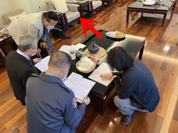 蔡英文蹲地开会改文件? 台民众:旁边有椅子!