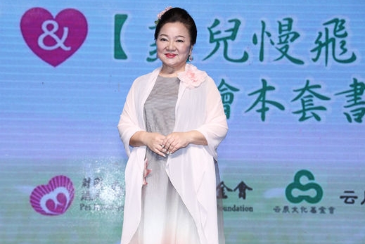 被亏把初恋唱成失恋 白冰冰回呛酸民