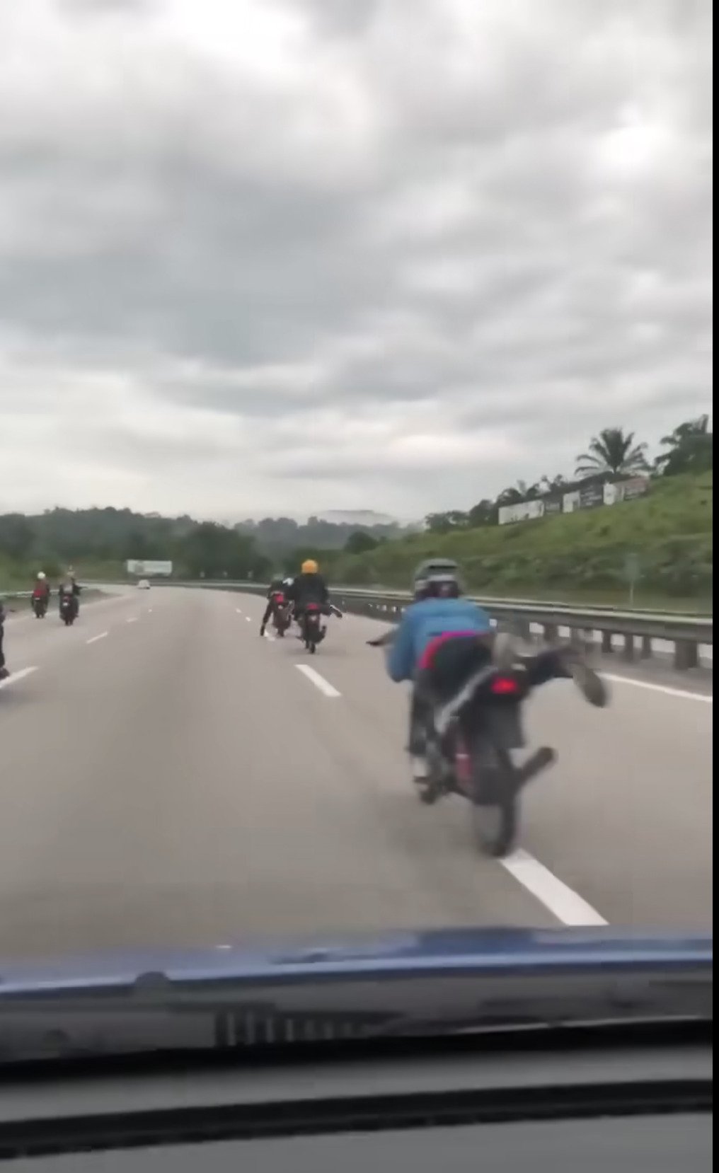 视频 | 摩托当蚊型脚车来玩!这次在高速大道狂飙