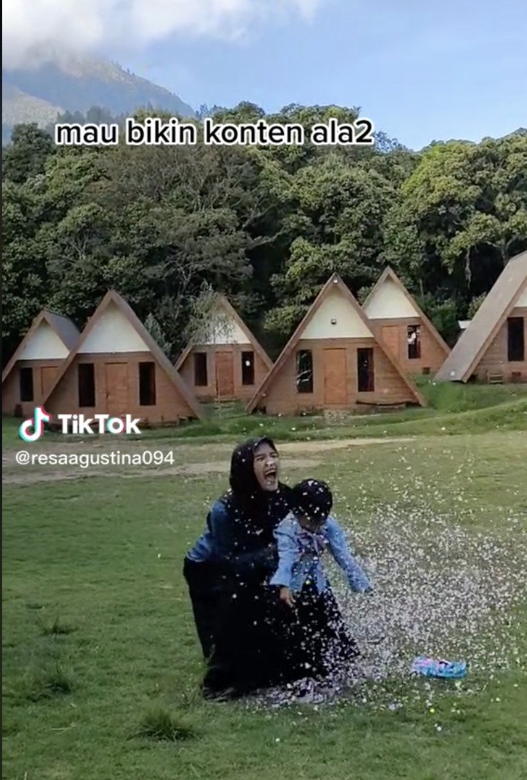 视频|开心怀女娃公园戳气球公告 女子被喝令“捡完碎纸片才回家”