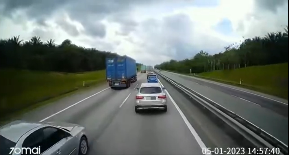 视频|空间不够执意转换车道 轿车被油槽罗里撞推数公尺