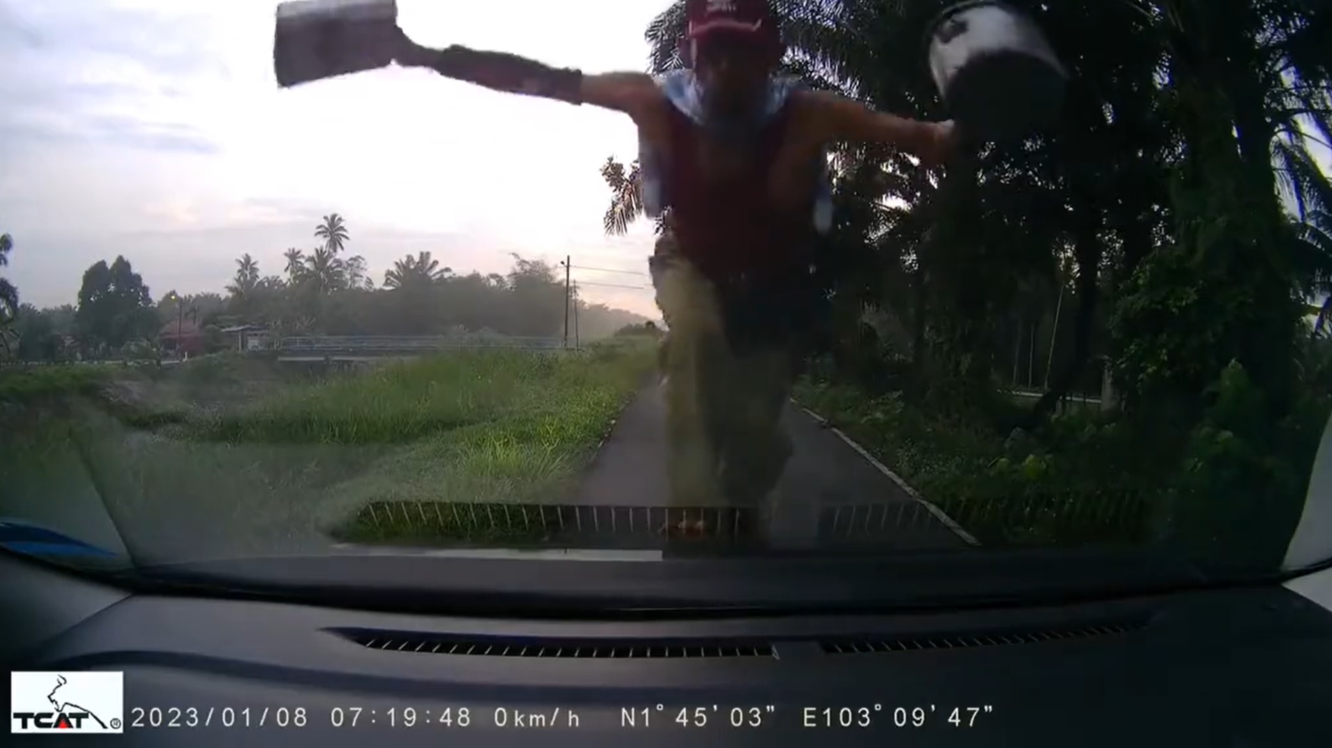 视频|路人行车狭路相逢·男子直接踩上车顶过