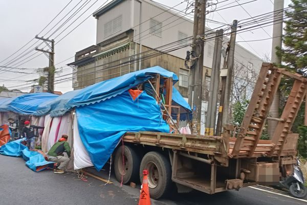 货车撞毁灵堂!家属悲呼:怎么向妈妈交代?