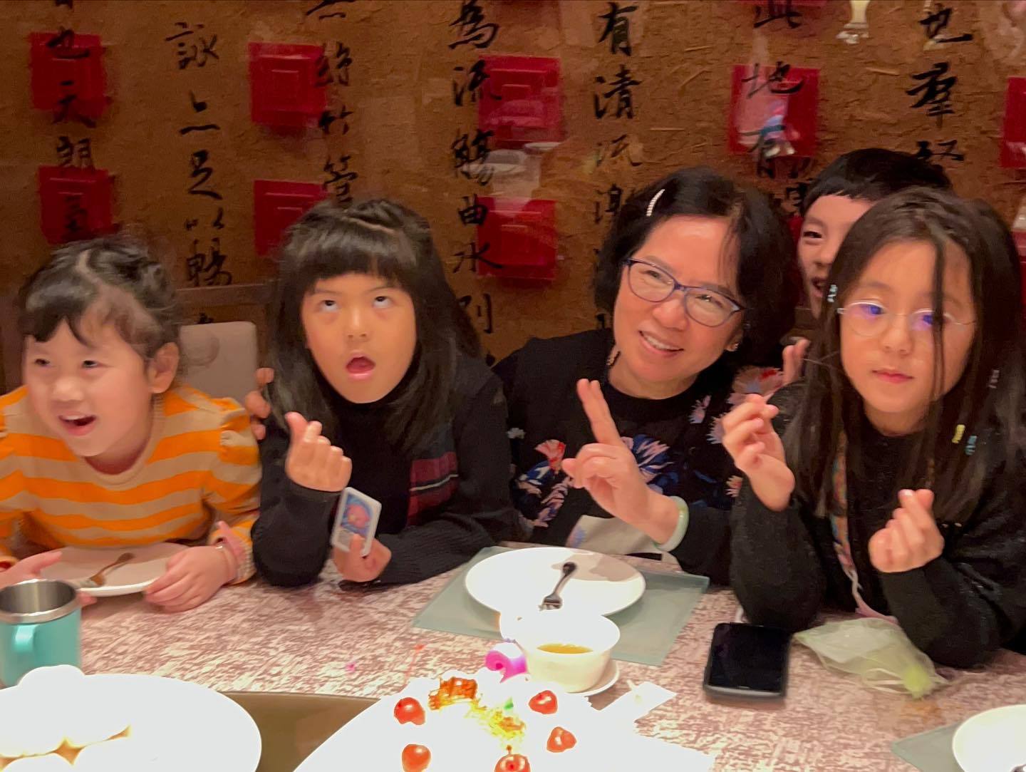 贾静雯妈妈70大寿 冻龄美貌网惊呆