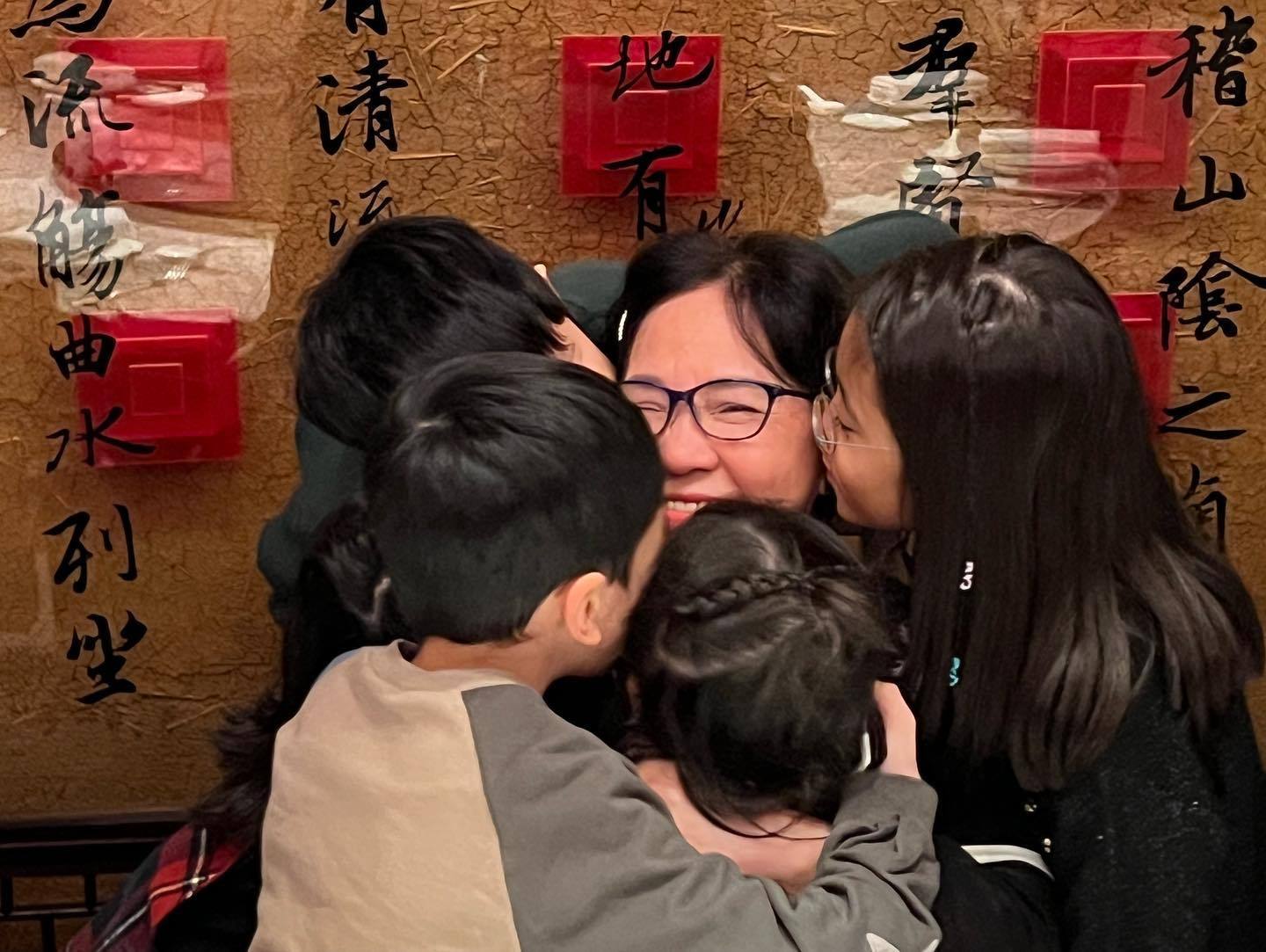 贾静雯妈妈70大寿 冻龄美貌网惊呆