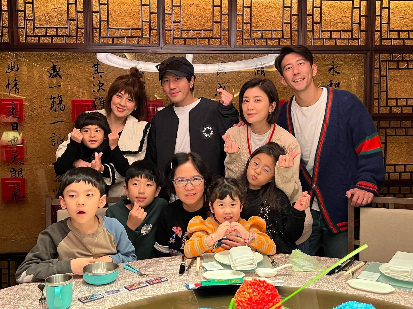 贾静雯妈妈70大寿 冻龄美貌网惊呆