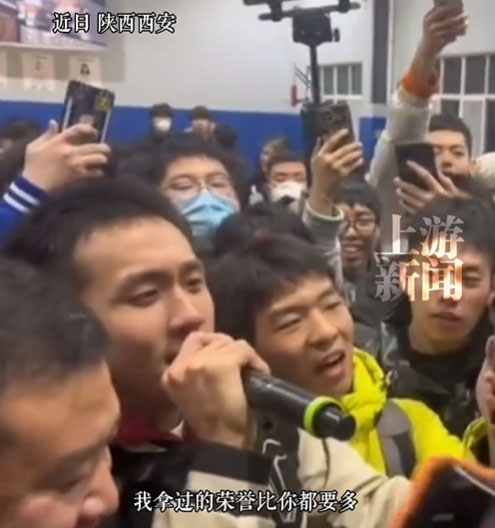 赛后互呛爆出一句“我睡的妞儿比你多”　网红篮球员遭禁赛拍片致歉