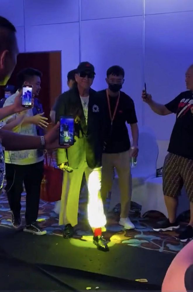 走路颤巍要人扶险跌落台 65岁万梓良健康再引担忧	