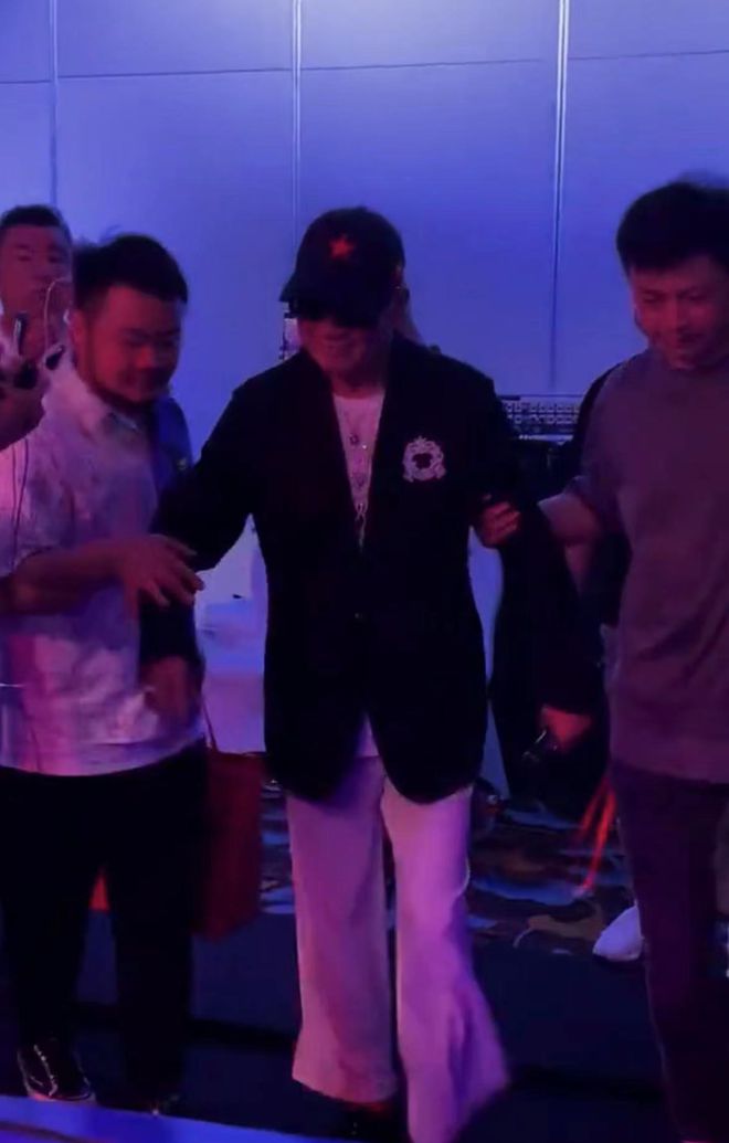 走路颤巍要人扶险跌落台 65岁万梓良健康再引担忧	