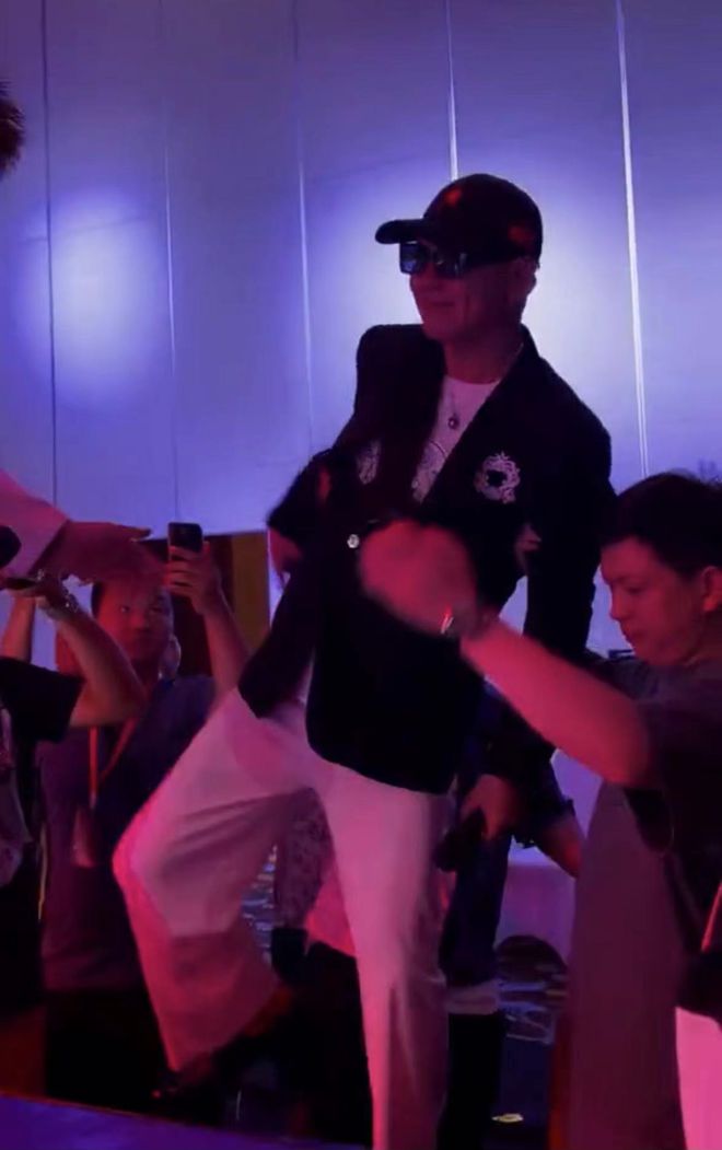 走路颤巍要人扶险跌落台 65岁万梓良健康再引担忧	