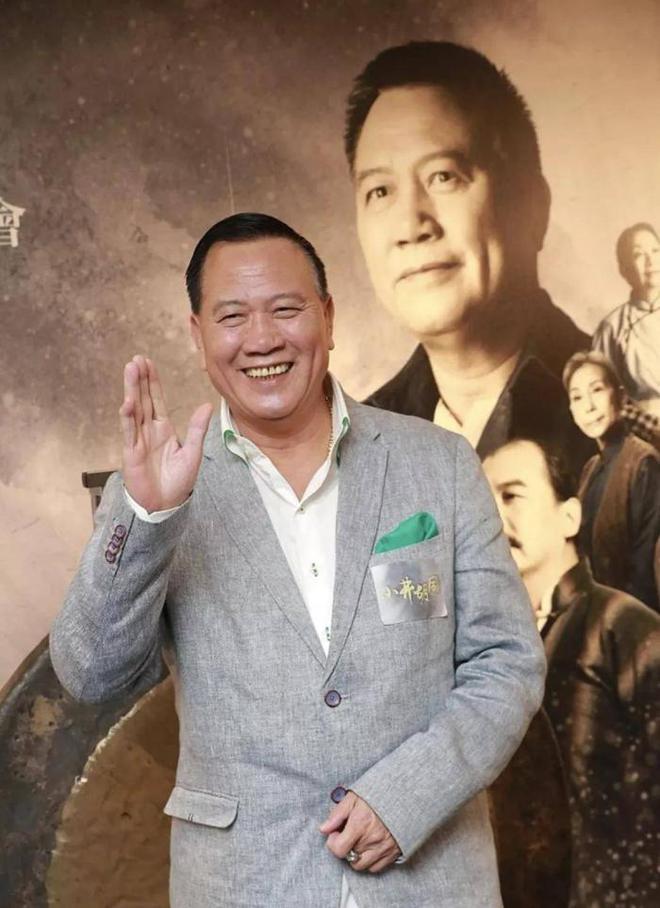 走路颤巍要人扶险跌落台 65岁万梓良健康再引担忧	