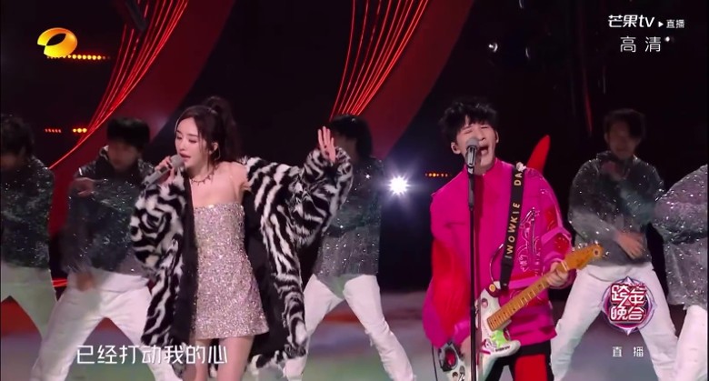 跨年晚会假唱冲上热搜 杨幂出场破收视纪录