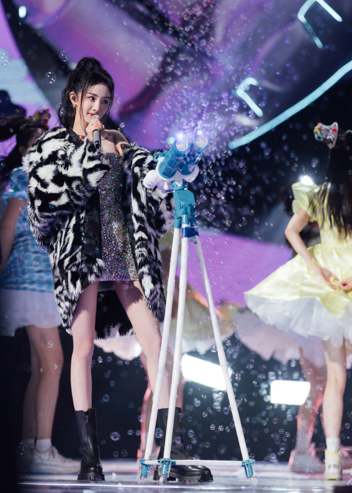 跨年晚会假唱冲上热搜 杨幂出场破收视纪录