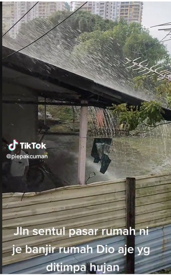 路旁水管被撞爆水淹民宅 “外面天晴我家在下雨!”