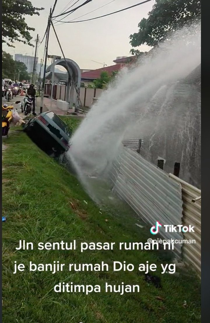 路旁水管被撞爆水淹民宅 “外面天晴我家在下雨!”