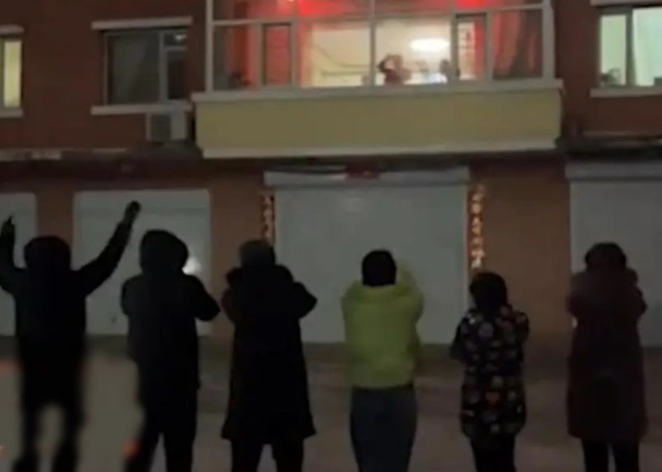 这才是真爱 老人没「阳过」 晚辈零下40℃隔窗拜年