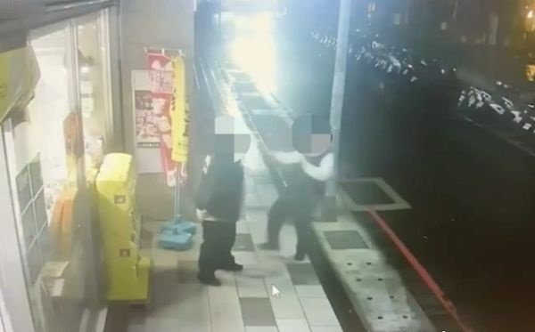 邀跳槽被拒恼羞成怒 保安掏钥匙插头杀同行