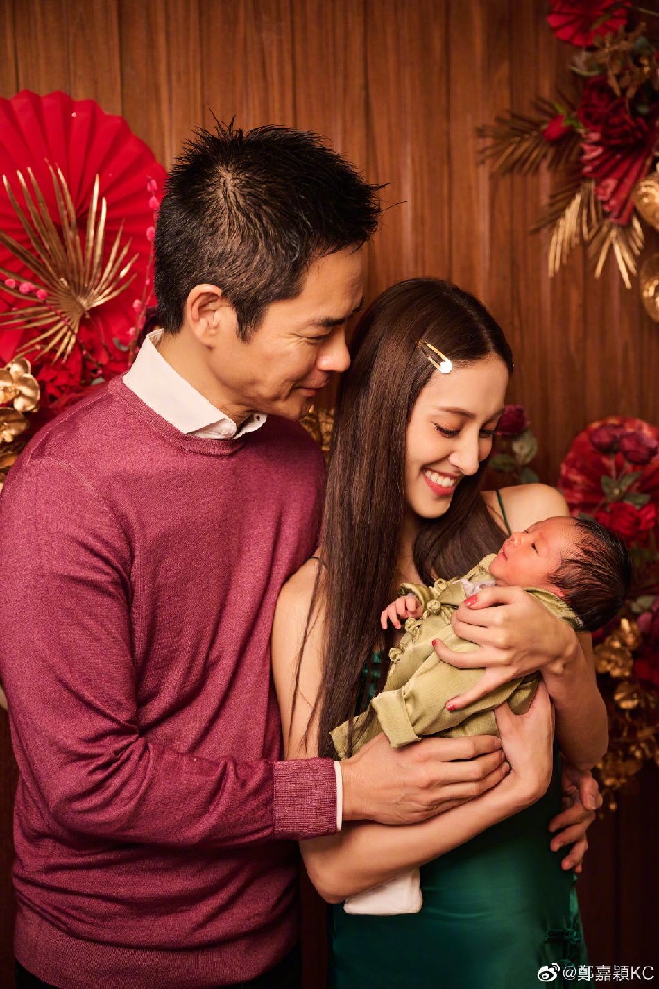 郑嘉颖陈凯琳晒小儿子正脸照 小肉脸圆嘟嘟超可爱