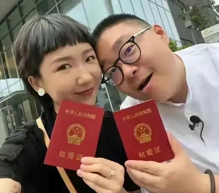 郝劭文偕妻女返台登记结婚 “一家三口”天伦照曝光