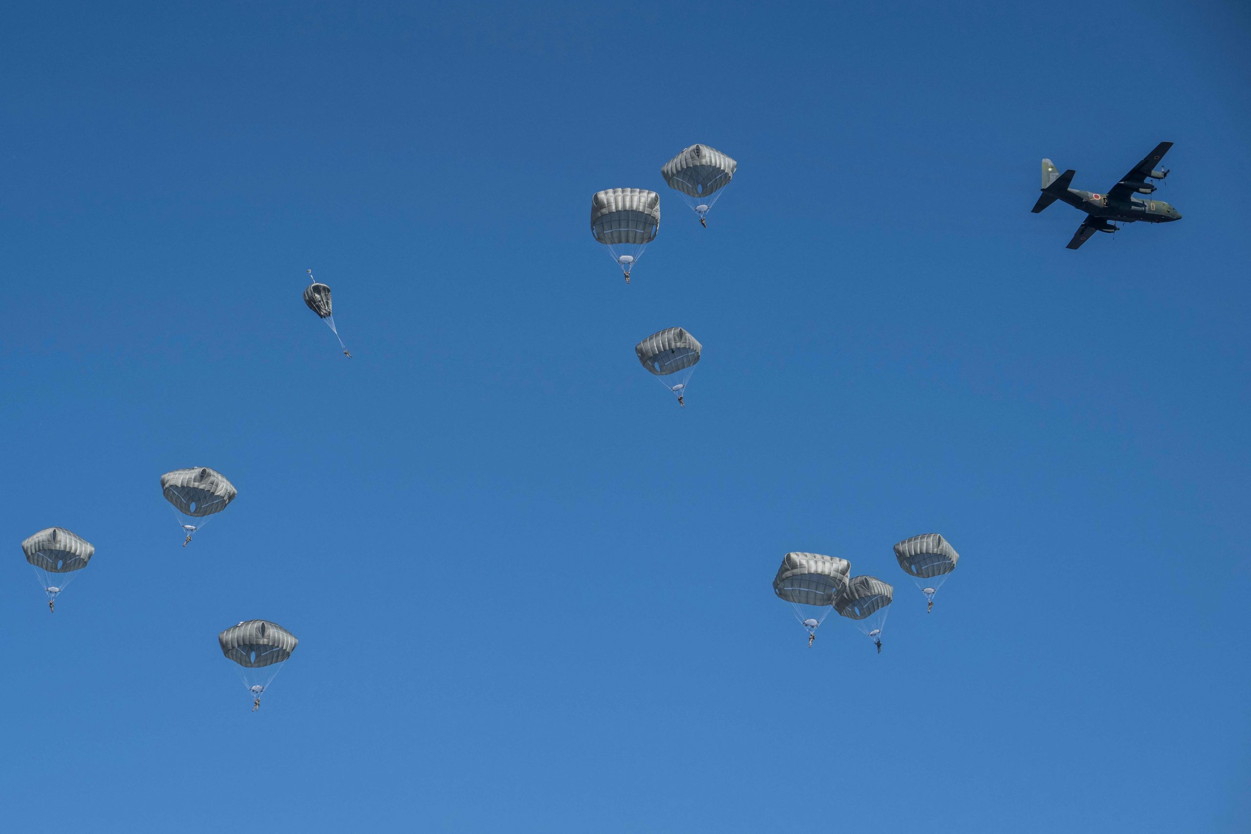 配在日本相关文,两图)日本军演