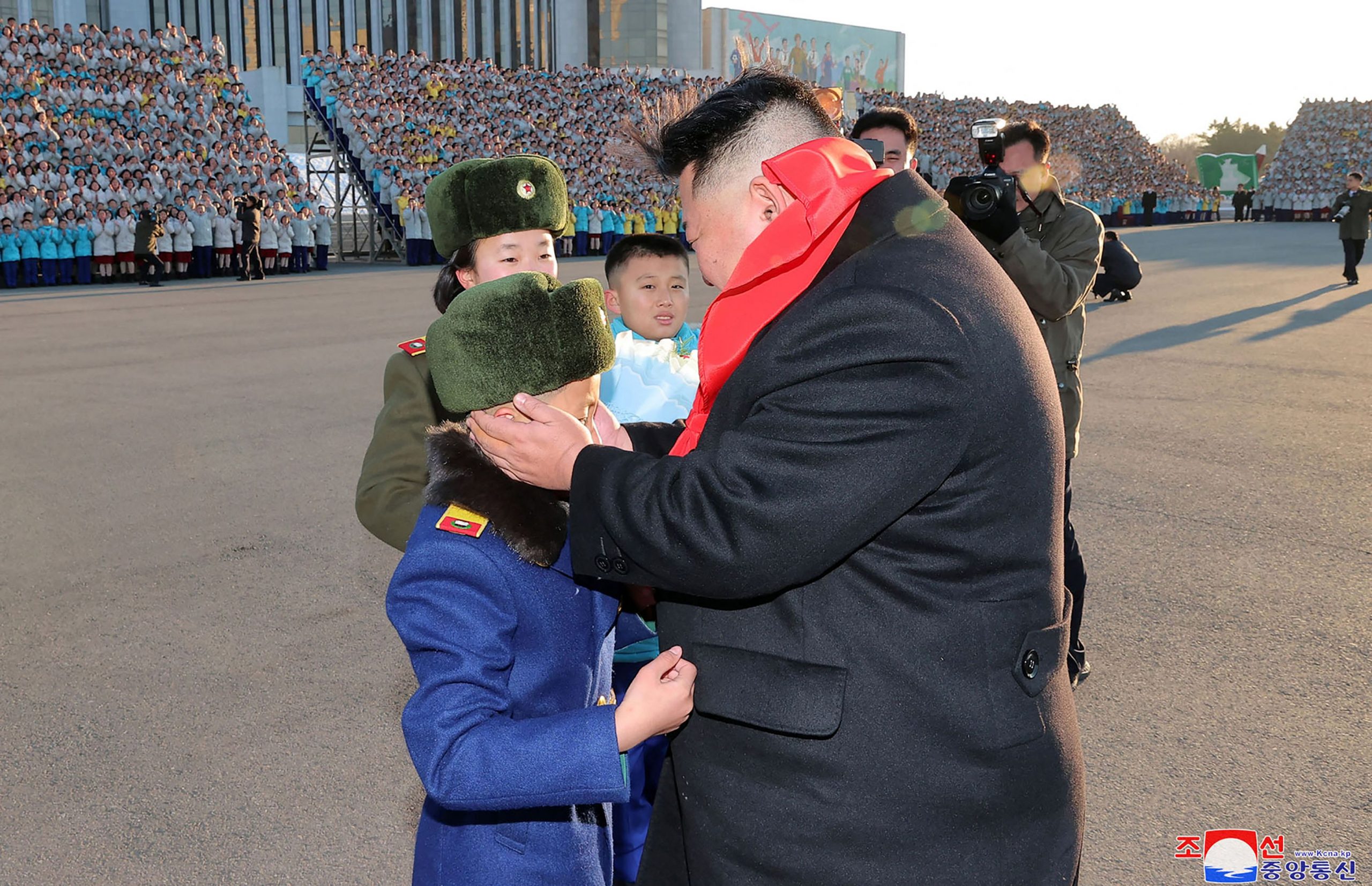 金正恩接见少年团亲民摸头 小朋友的表情这样