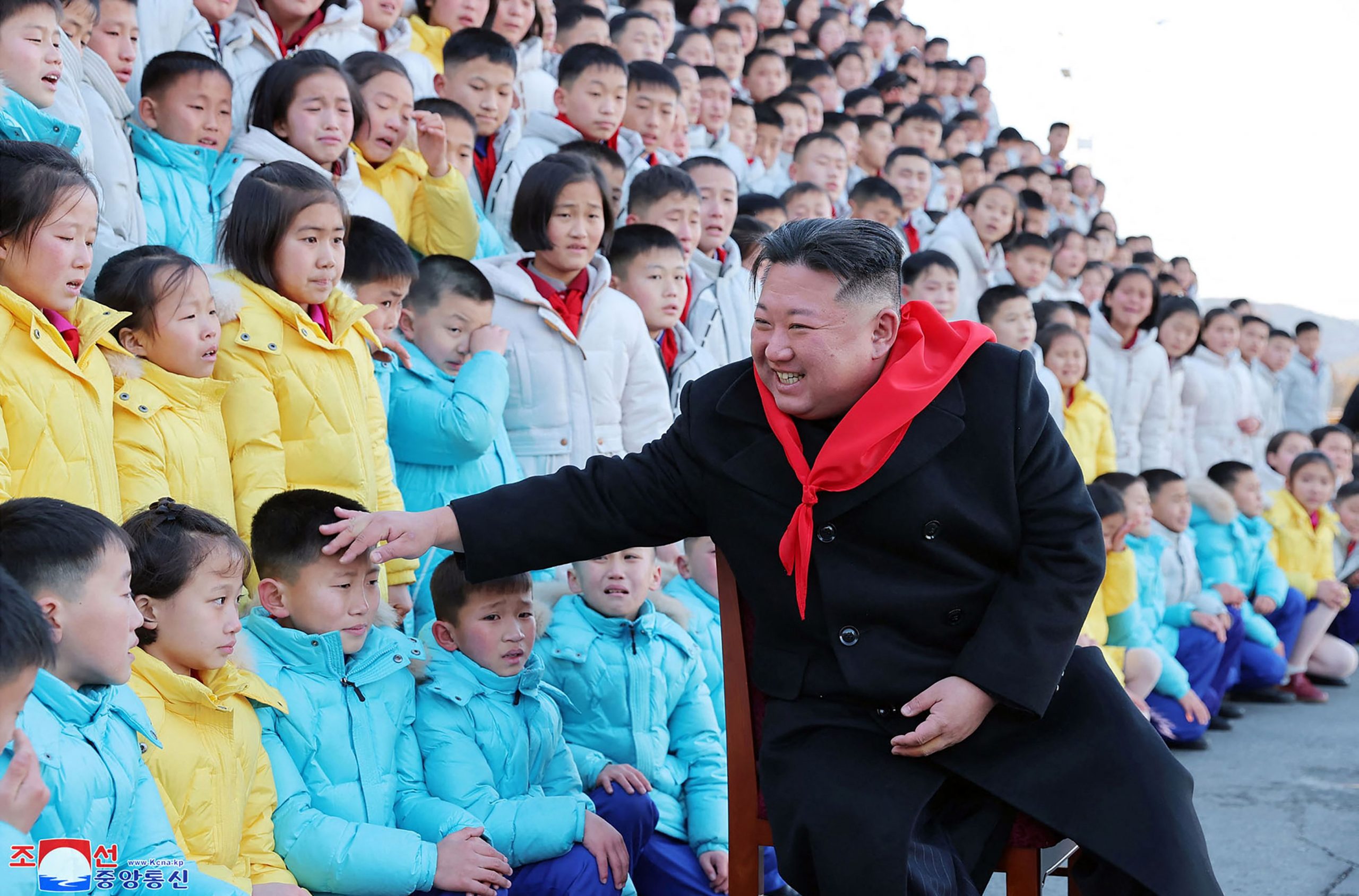 金正恩接见少年团亲民摸头 小朋友的表情这样