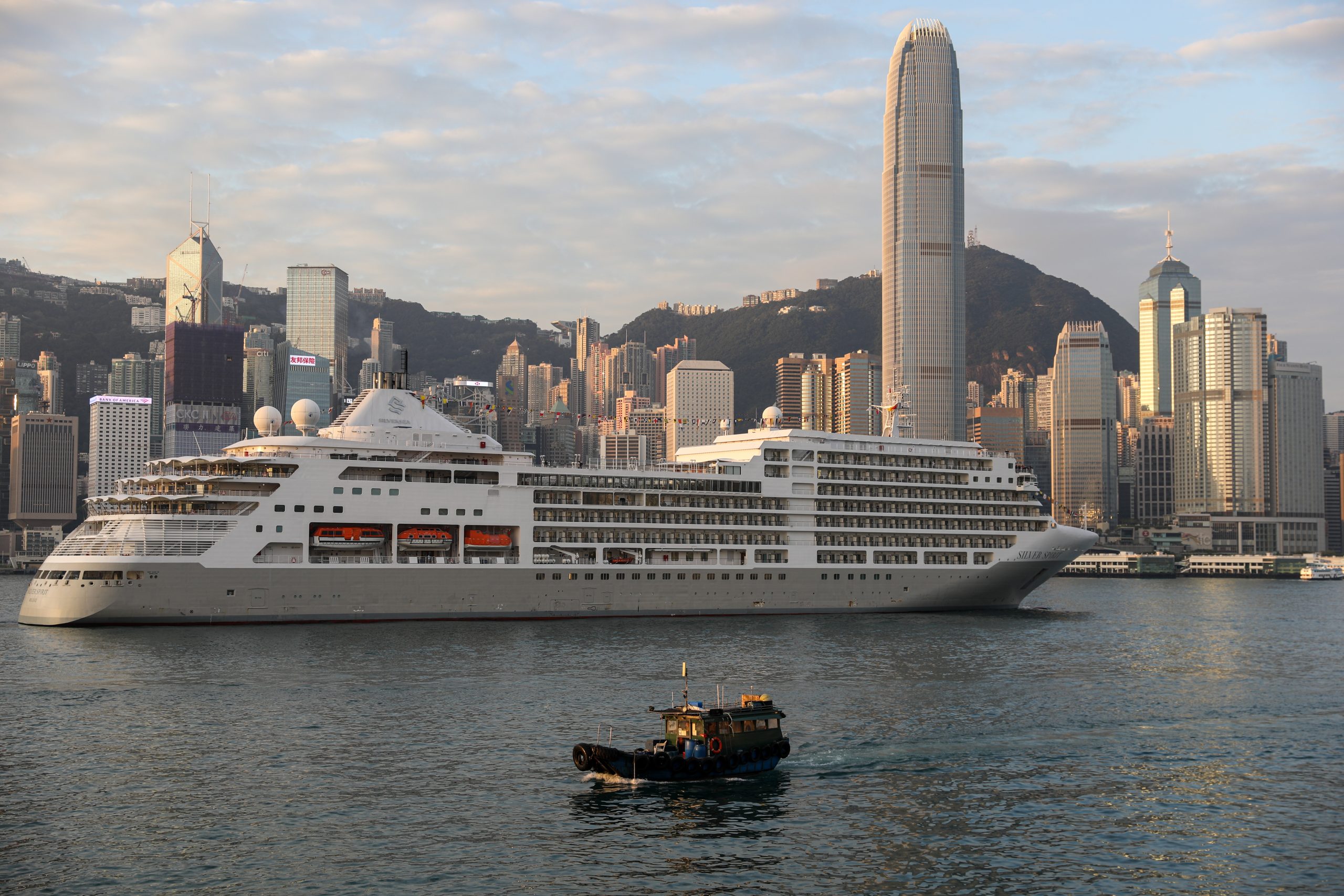 银灵号抵港|国际邮轮载数百旅客访港 放宽入境防疫措施后首次