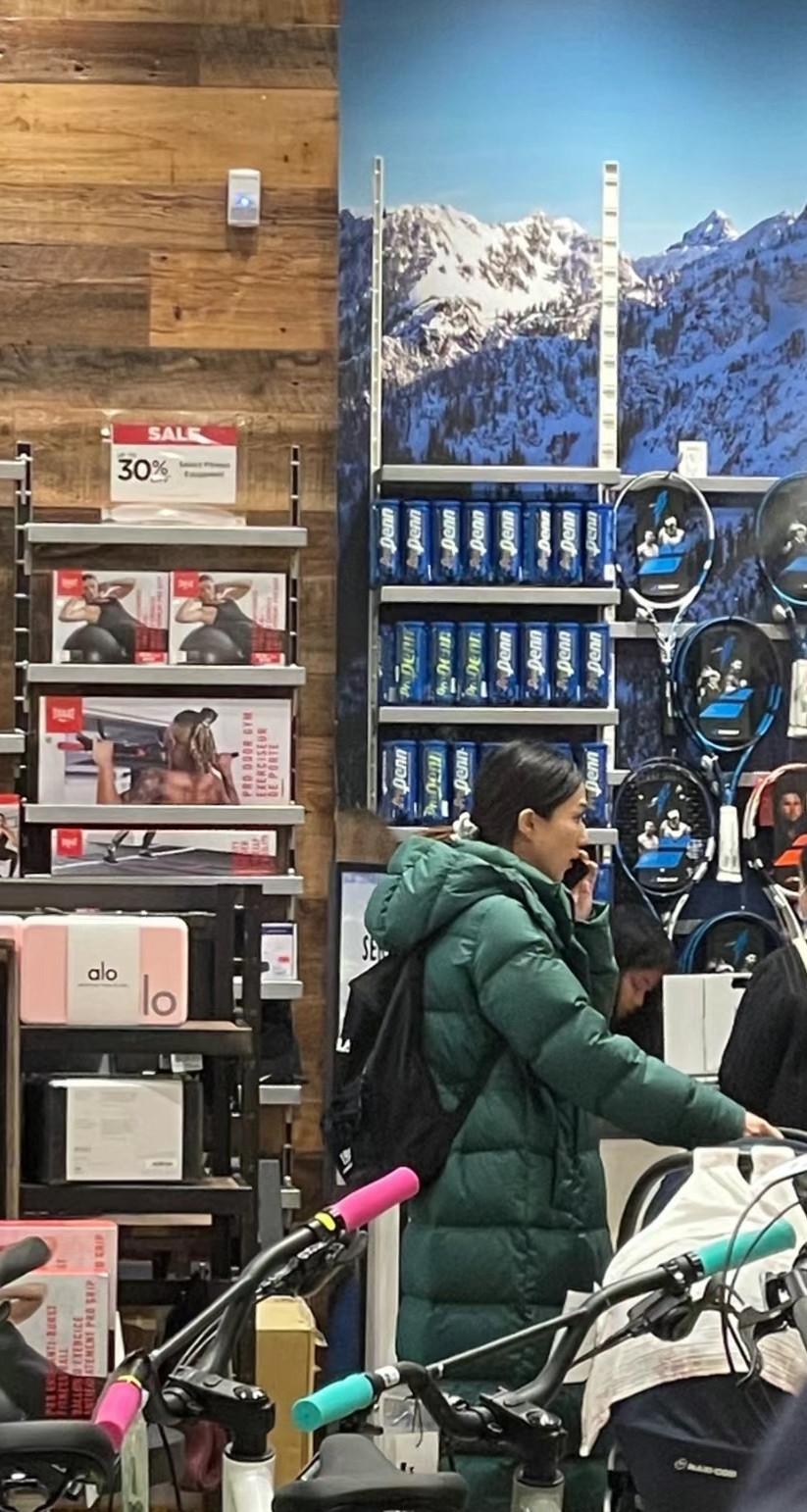 锺嘉欣一家五口购物被捕获 网分享偶遇经历为“黑面”平反