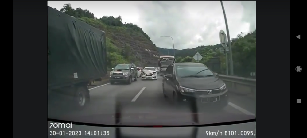 长巴失控撞多车