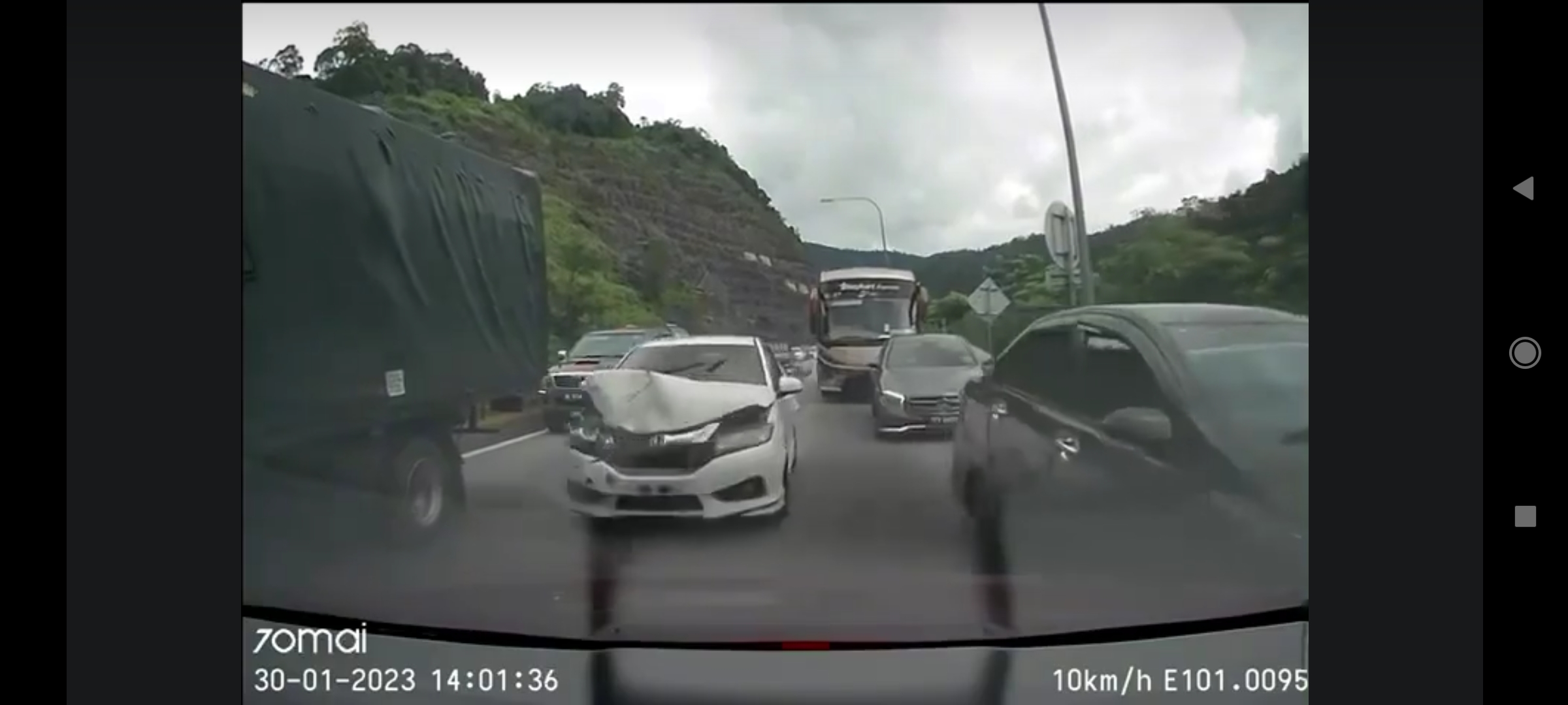 长巴失控撞多车