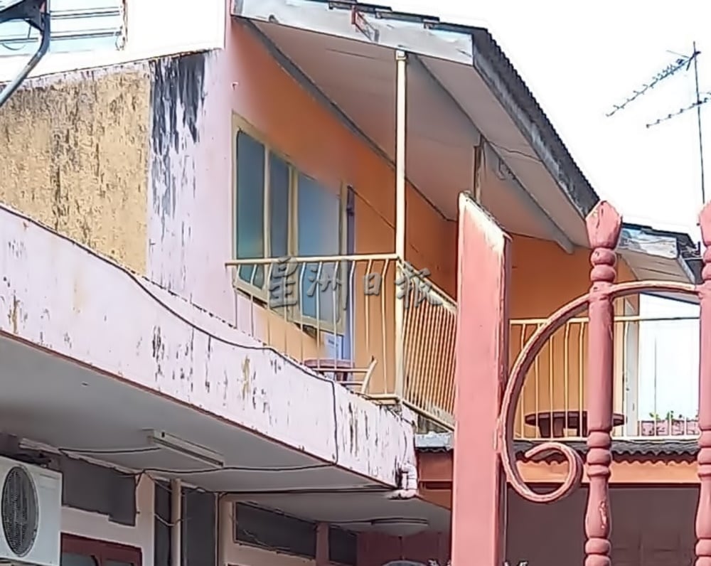长者回乡拜天公 露台清理杂草坠地身亡