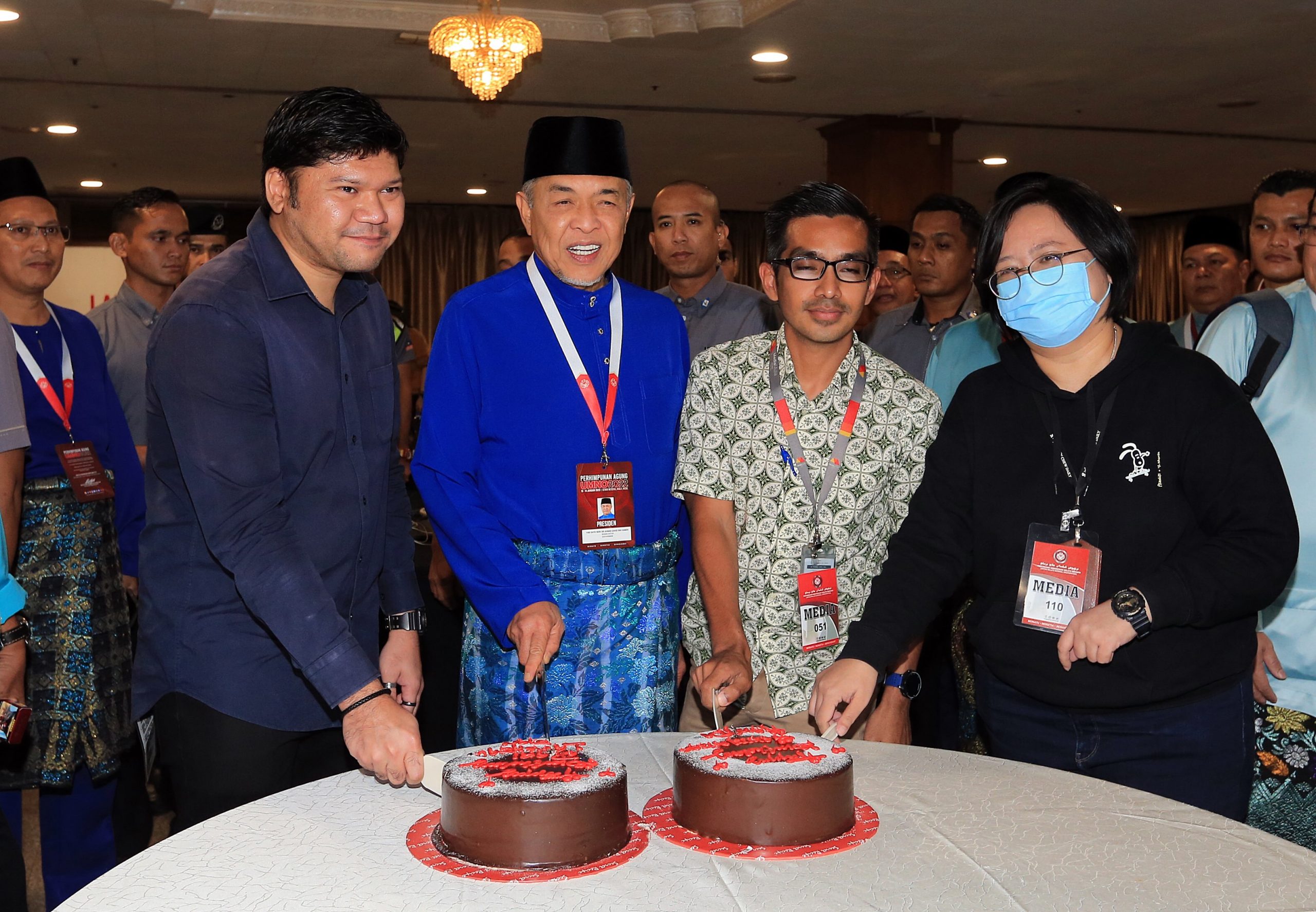 阿末扎希与1月寿星记者一同庆生