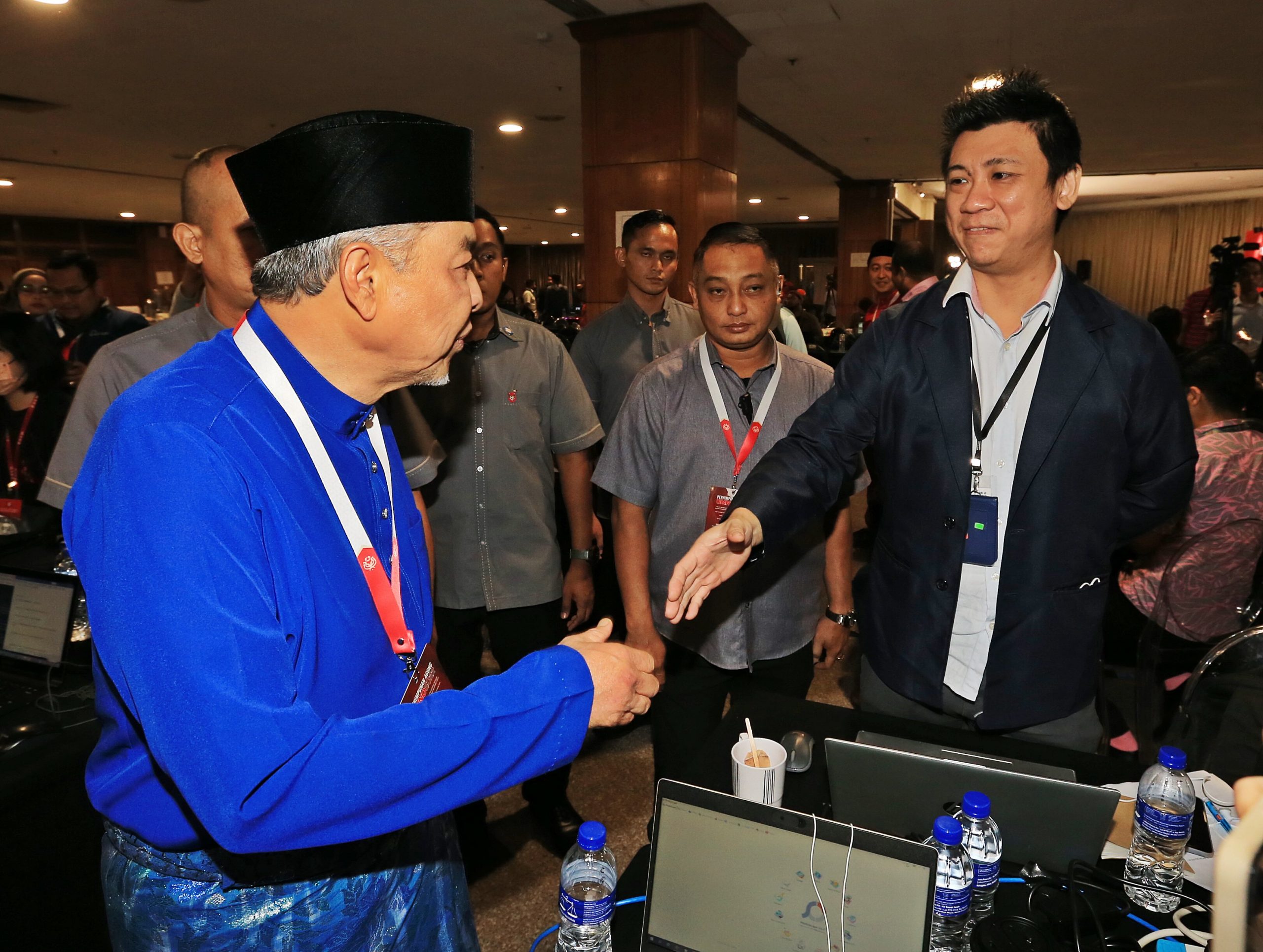 阿末扎希与1月寿星记者一同庆生