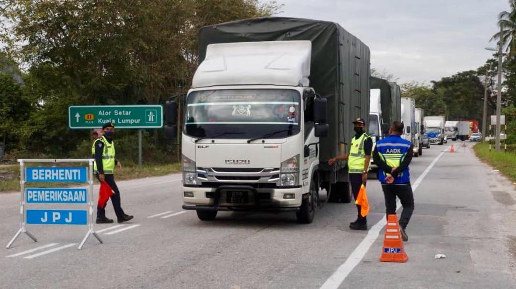 陆交局金马仑路段 展开摩托车特别行动