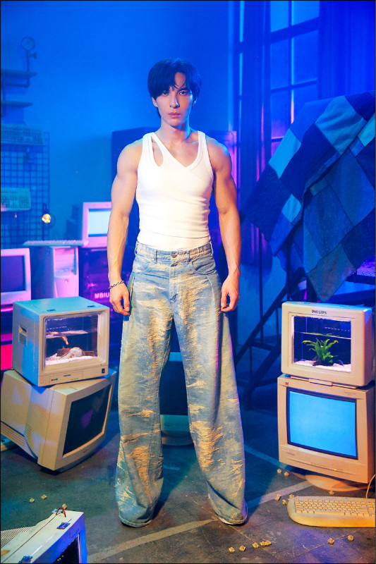 陈势安脱衣秀猛肌  惊呼：我胸那么大？