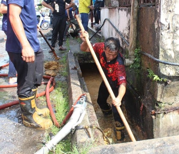 陈家兴:万合花园商区排水沟阻塞 困扰商户多年
